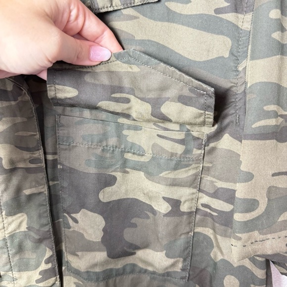 Sanctuary Women’s Camouflage Short Sleeve Button Snap Shirt with Pockets size M - Picture 7 of 11